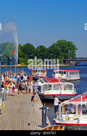 Bateau à vapeur de l''Alster à l'embarcadère de la face interne de l'Alster à Hambourg, Allemagne Banque D'Images