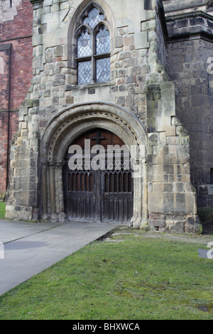 La porte de l'ouest de Norman à l'église St Mary à Shrewsbury Normanesque,architecture classique. Banque D'Images