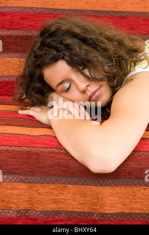 Woman posant sa tête sur ses mains Banque D'Images