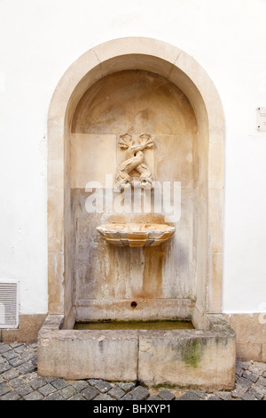 Fonte do Poeta (fontaine du poète) dans une ruelle de Alfama. D'Alfama, Lisbonne, Portugal Banque D'Images