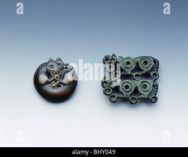 Deux bronzes d'Ordos, dynastie Zhou, Chine orientale, 5e-4e siècle avant J.-C.. Artiste : Inconnu Banque D'Images