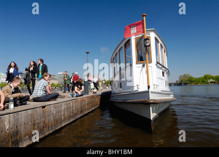 L'Alster historique steamer Saint Georges sur l'intérieur de l'Alster à Hambourg Banque D'Images