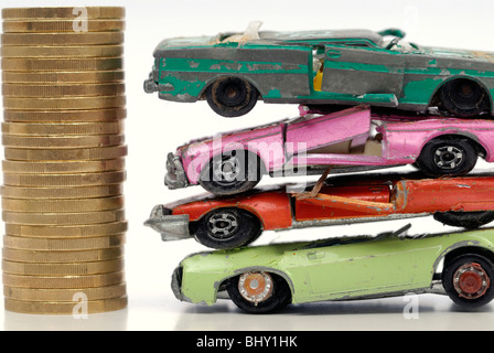 Broken voitures miniatures, symbolphoto bonus à la casse Banque D'Images
