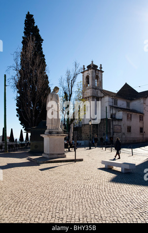 Miradouro das Portas do Sol avec Sao Vicente Statue et église de Santa Luzia. Lisbonne, Portugal. Banque D'Images