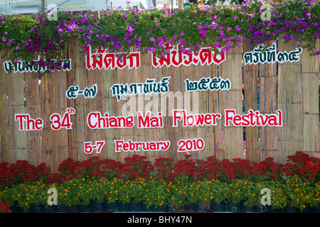 Affichage de fleurs, art floral, ancien et moderne, décorées gaiement, défilé de chars fleurie faite avec des fleurs colorées ; 34e Festival des fleurs de Chiang Mai. Banque D'Images