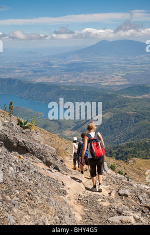 Les touristes le trekking Santa Ana, volcan Cerro Verde, El Salvador Banque D'Images