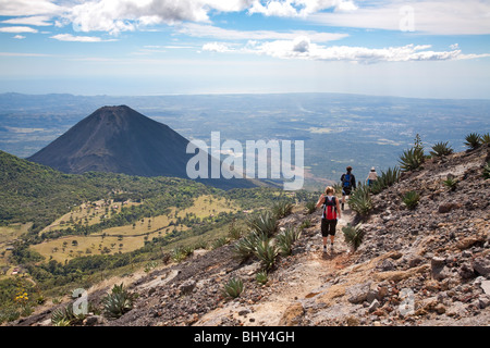 Les touristes le trekking Santa Ana, volcan Cerro Verde, El Salvador Banque D'Images