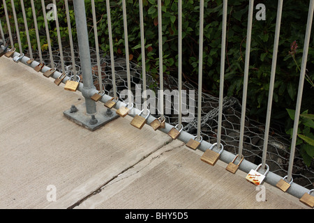 Cadenas à gauche sur le Sea Cliff Bridge, Grand Pacific Drive au sud de Sydney Banque D'Images