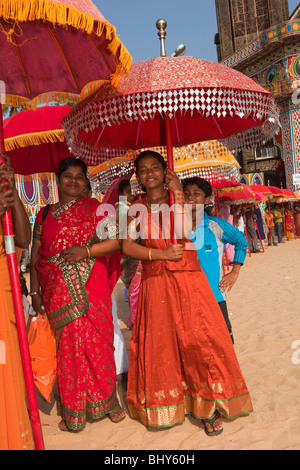 L'Inde, le Kerala, Alappuzha (Alleppey), Arthunkal, fête de Saint Sébastien, ligne de femmes ayant des parasols procession Banque D'Images