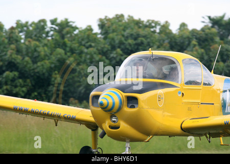 Un Fuji FA200 Aero Subaru moteur unique avion de voltige s'apprête à décoller. Banque D'Images