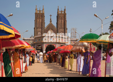 L'Inde, le Kerala, Alappuzha (Alleppey), Arthunkal, fête de Saint Sébastien, ligne de pèlerins holding procession parasols Banque D'Images