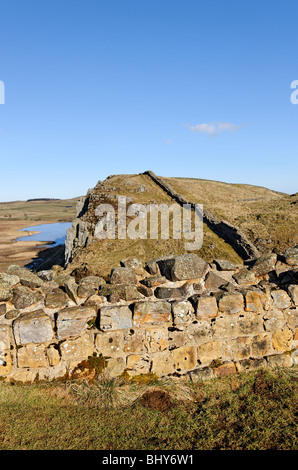 Sur la ligne du mur d'Hadrien, à l'égard Highshield Crags et Crag Lough. Banque D'Images