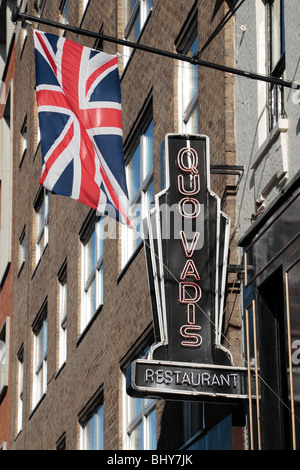 L'Union, se battant au-dessus de 'Quo Vadis' restaurant à Soho, Londres, Royaume-Uni. Banque D'Images