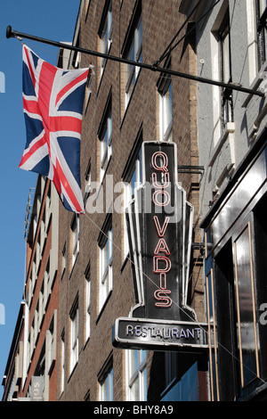 L'Union, se battant au-dessus de 'Quo Vadis' restaurant à Soho, Londres, Royaume-Uni. Banque D'Images
