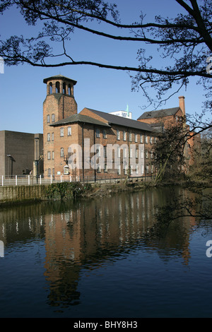 Ville de Derby, en Angleterre. La Derwent avec l'ancien moulin à soie en arrière-plan. Banque D'Images