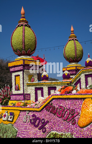 Affichage de fleurs, art floral, ancien et moderne, décorées gaiement, défilé de chars fleurie faite avec des fleurs colorées ; 34e Festival des fleurs de Chiang Mai. Banque D'Images