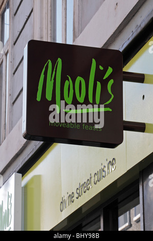 L'Mooli's Indian restaurant symbole de marque au-dessus du magasin dans Firth Street, Londres, Royaume-Uni. Nov 2009 Banque D'Images