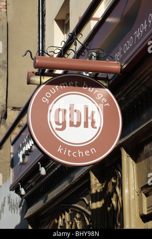 Le symbole de la marque au-dessus de la Cuisine Gourmet Burger (GBK) entreposer dans Frith Street, Londres, Angleterre. Nov 2009 Banque D'Images