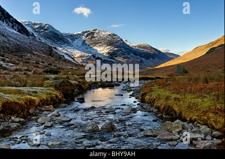 À la nord-ouest le long Gatesgarthdale Beck qui s'écoule dans le Honister Pass dans la lande à Valley dans le Lake District Banque D'Images