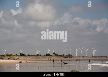 Wind farm, Morro Branco beach, l'État de Ceara, Brésil. Banque D'Images