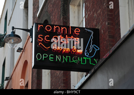 En néon au-dessus de l'entrée principale de Ronnie Scott's Jazz Club, Frith Street, Soho, London, UK. Banque D'Images