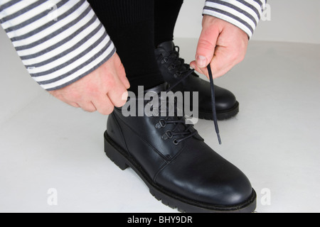 Homme portant des chaussures noires. Banque D'Images