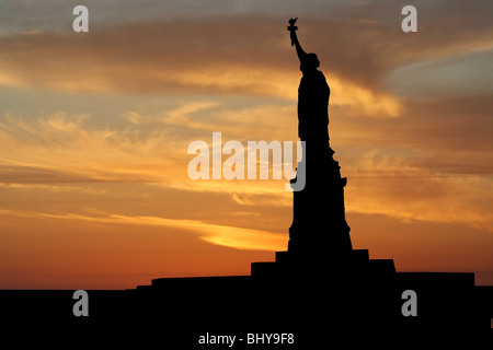 Statue de la liberté New York City au coucher du soleil illustration Banque D'Images