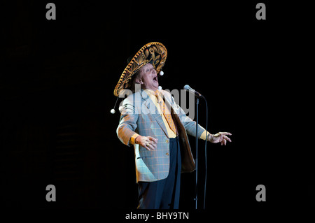 Sir Ken Dodd dans Sombrero sur scène Banque D'Images