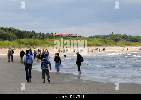 Les gens qui marchent sur la plage de la mer Baltique à Swinoujscie, Pologne Banque D'Images