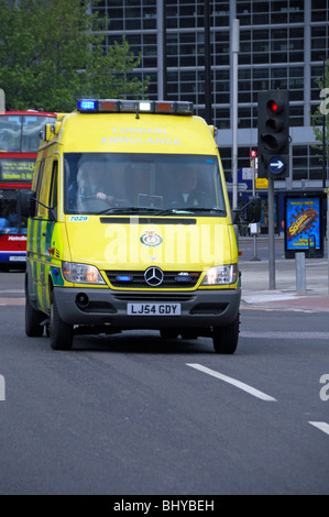 London ambulance avec feux bleus clignotants sur un appel d'urgence Euston Road England UK Banque D'Images