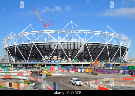 Londres 2012 Jeux olympiques et paralympiques principal événement stade arène occupé chantier de construction sur un ciel bleu Stratford est de Londres Angleterre Royaume-Uni Banque D'Images