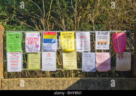 Pinner Middlesex , en dehors d'événements locaux d'affichage et aménagements épinglée sur les garde-corps ie Jazz , Kiss Me Kate , Male Choir etc Banque D'Images