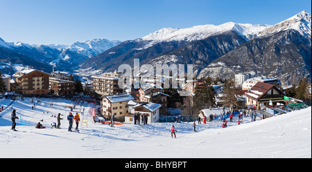 Vue panoramique depuis le bas des pistes sur la vieille ville, Sauze d'Oulx, domaine skiable de La Voie Lactée, Italie Banque D'Images