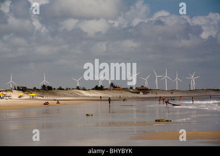 Wind farm, Morro Branco beach, l'État de Ceara, Brésil. Banque D'Images