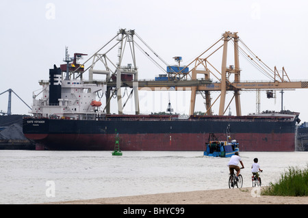 "Safe cargo Voyager' (drapeau Panama) dans le port de Swinoujscie, Pologne Banque D'Images