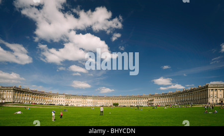 Journée d'été avec des gens jouer à des jeux dans le parc en face de la Royal Crescent à Bath, England, UK Banque D'Images