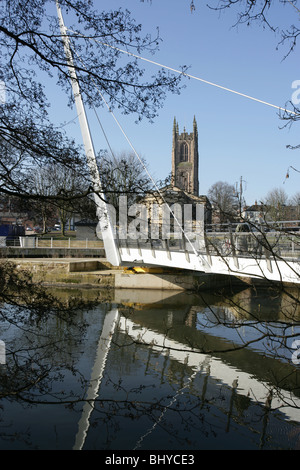 Ville de Derby, en Angleterre. Pont tournant, sur la rivière Derwent, avec la Cathédrale, la cathédrale de Derby et vert en arrière-plan. Banque D'Images