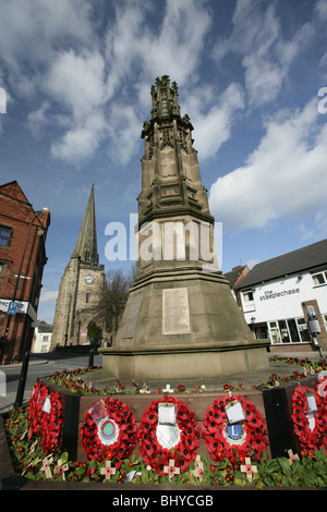 Ville d'Uttoxeter, Angleterre. Ville Monument commémoratif de guerre à la place du marché, avec la flèche de l'église St Mary vierge dans l'arrière-plan. Banque D'Images