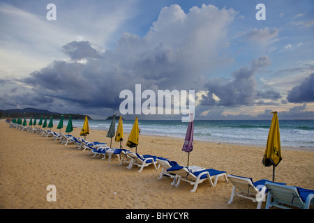 Nimbus nuages sur Karon Beach, Phuket Thaïlande Banque D'Images