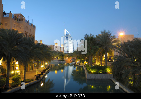 Madinat Jumeirah et Burj Al Arab dans la nuit. Dubaï Émirats Arabes Unis Banque D'Images