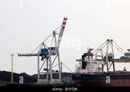 "Safe cargo Voyager' (drapeau Panama) dans le port de Swinoujscie, Pologne Banque D'Images