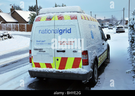 National Grid gaz couvertes de neige van stationné dans la rue résidentielle Banque D'Images