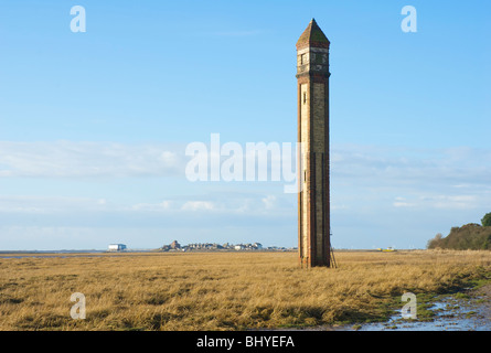 Le vieux phare à Rampside, près de Barrow-in-Furness, avec Roa Island dans la distance, Cumbria, Angleterre, Royaume-Uni Banque D'Images