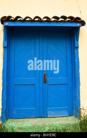 Vieille porte bleue Cimarron, Nouveau Mexique. Banque D'Images