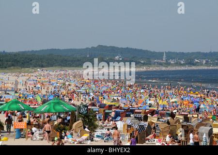 Plein de touristes plage de la mer Baltique à Swinoujscie, Pologne. Vu sur d'Ahlbeck allemand arrière-plan. Banque D'Images