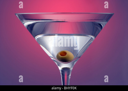 En vedette Le Haut Martini avec garniture d'olive sur fond coloré Banque D'Images