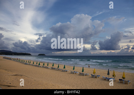 Nimbus nuages sur Karon Beach, Phuket Thaïlande Banque D'Images