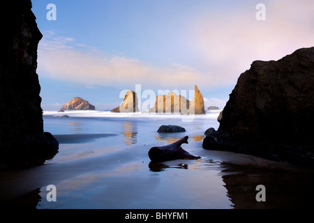 Marée basse et le lever du soleil à Bandon beach. Oregon Banque D'Images