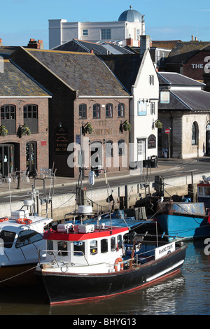 Petits bateaux de pêche amarré jusqu'au port de Weymouth Dorset sur une journée ensoleillée Banque D'Images