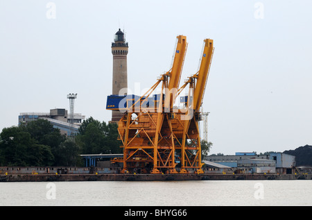 Phare et grues sur le côté droit de l'étroite rivière porcine, à Swinoujscie, Pologne Banque D'Images